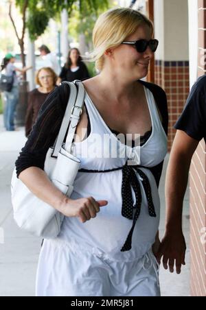 Ioan Gruffudd und seine schwangere Frau Alice Evans verbringen den Tag mit Einkaufen und Küssen in Beverly Hills, Kalifornien. 8/10/09 Stockfoto