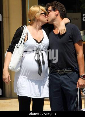 Ioan Gruffudd und seine schwangere Frau Alice Evans verbringen den Tag mit Einkaufen und Küssen in Beverly Hills, Kalifornien. 8/10/09 Stockfoto