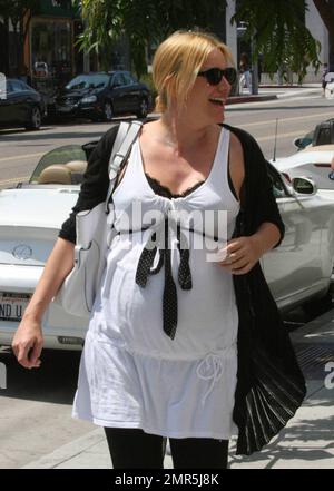 Ioan Gruffudd und seine schwangere Frau Alice Evans verbringen den Tag mit Einkaufen und Küssen in Beverly Hills, Kalifornien. 8/10/09 Stockfoto
