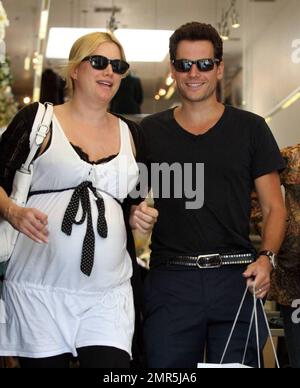- Ioan Gruffudd und seine schwangere Frau Alice Evans verbringen den Tag mit Einkaufen und Küssen in Beverly Hills, Kalifornien. 8/10/09 . Stockfoto