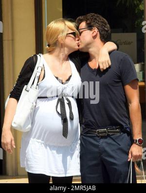 - Ioan Gruffudd und seine schwangere Frau Alice Evans verbringen den Tag mit Einkaufen und Küssen in Beverly Hills, Kalifornien. 8/10/09 . Stockfoto