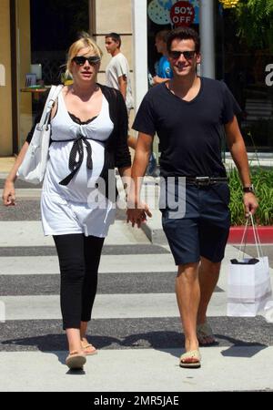 - Ioan Gruffudd und seine schwangere Frau Alice Evans verbringen den Tag mit Einkaufen und Küssen in Beverly Hills, Kalifornien. 8/10/09 . Stockfoto