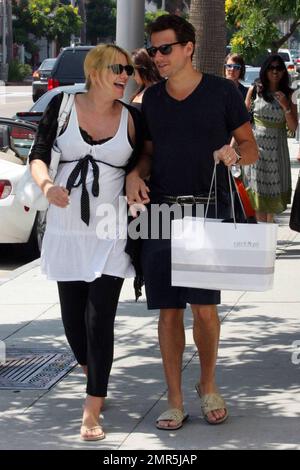 - Ioan Gruffudd und seine schwangere Frau Alice Evans verbringen den Tag mit Einkaufen und Küssen in Beverly Hills, Kalifornien. 8/10/09 . Stockfoto