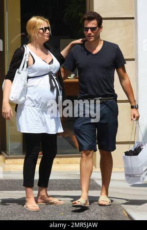 - Ioan Gruffudd und seine schwangere Frau Alice Evans verbringen den Tag mit Einkaufen und Küssen in Beverly Hills, Kalifornien. 8/10/09 . Stockfoto