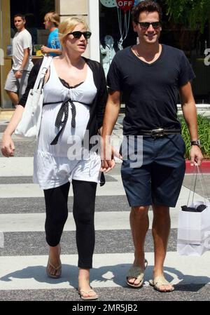 - Ioan Gruffudd und seine schwangere Frau Alice Evans verbringen den Tag mit Einkaufen und Küssen in Beverly Hills, Kalifornien. 8/10/09 . Stockfoto
