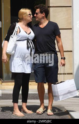 - Ioan Gruffudd und seine schwangere Frau Alice Evans verbringen den Tag mit Einkaufen und Küssen in Beverly Hills, Kalifornien. 8/10/09 . Stockfoto