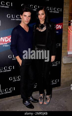 Geordon Nicol und Leigh Lezark bei der Eröffnung des Gucci Pop-up-Shops Gucci Icon-Temporary in London, Großbritannien. 4/21/10. Stockfoto