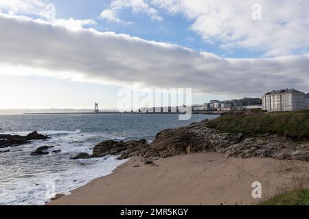 Die Stadt La coru A mit dem Hafen im Hintergrund Stockfoto