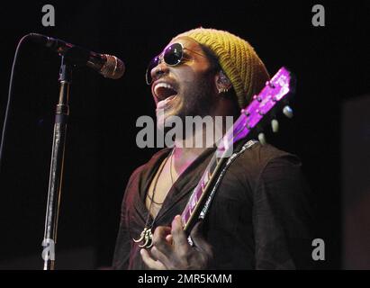 Lenny Kravitz tritt live während des GULF AID Benefit-Konzerts in Mardi Gras World River City auf. Die Veranstaltung, bei der Tickets für 50 $ verkauft wurden, wurde organisiert, um Mittel für die Bemühungen zur Wiederherstellung von Feuchtgebieten für Fischer und Familien zu sammeln, die vom massiven Ölleck im Golf von Mexiko betroffen sind. Seit April 20., als eine Offshore-Ölplattform im Golf kaputtging und 11 Menschen tötete, sind schätzungsweise 210000 Gallonen Öl in die Golfgewässer gelangt, und Berichten zufolge waren viele Bemühungen, das Leck zu stoppen, nicht erfolgreich. New Orleans, L.A. 05/16/10. Stockfoto