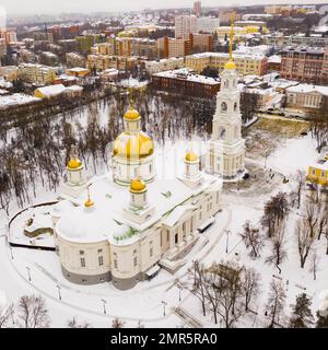 Luftaufnahme der Spassky Kathedrale in Penza im Winter, Russland Stockfoto