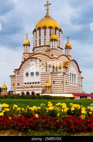 Kathedrale mit goldenen Kuppeln ist ein Wahrzeichen von Fagaras Stockfoto