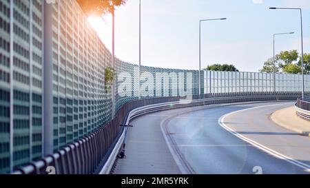 Schallschutz. Schalldämmplatten auf der Straße. Stockfoto