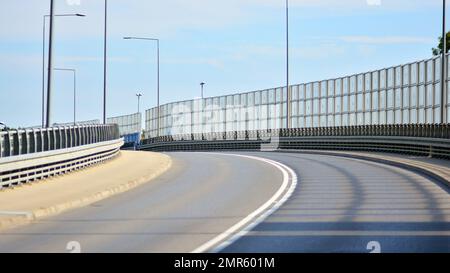 Schallschutz. Schalldämmplatten auf der Straße. Stockfoto