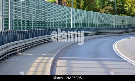 Schallschutz. Schalldämmplatten auf der Straße. Stockfoto