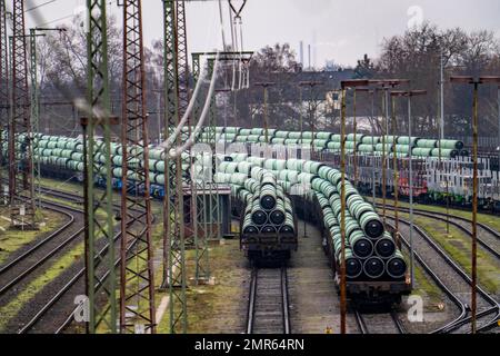 Güterbahnhof Mülheim-Styrum, Güterwagen mit Rohren der Mannesmannröhren-Werke GmbH, Mülheim, NRW, Deutschland, Stockfoto