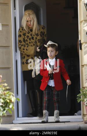 Sängerin und Modedesignerin Gwen Stefani, zusammen mit ihren trendigen Söhnen Kingston, 5, und Zuma, 3, Wurden in L.A. gesehen Gwen trug einen Pullover mit Leopardenmuster, einen schwarzen Rock, schwarze Leggings und schwarze Ridding-Stiefel. Kingston trug einen roten Mantel, ein weißes Hemd, eine schwarze Weste mit karierten Hosen, während Zuma die gleiche Art von Hosen trug wie sein Bruder, er trug ein weißes Hemd mit einer grünen Weste. Los Angeles, Kalifornien. 10. Dezember 2011 Stockfoto