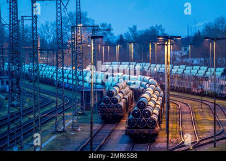 Güterbahnhof Mülheim-Styrum, Güterwagen mit Rohren der Mannesmannröhren-Werke GmbH, Mülheim, NRW, Deutschland, Stockfoto