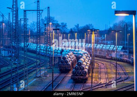 Güterbahnhof Mülheim-Styrum, Güterwagen mit Rohren der Mannesmannröhren-Werke GmbH, Mülheim, NRW, Deutschland, Stockfoto