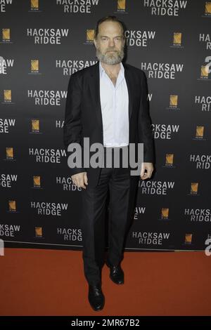 Hugo Weaving und Teresa Palmer bei der australischen Premiere des „Hacksaw Ridge“ in Sydney, Australien. 16. Oktober 2016. Stockfoto