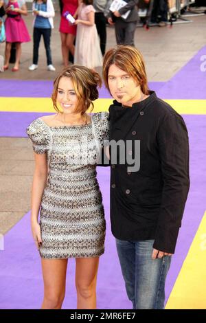 Miley Cyrus und Dad Billy Ray Cyrus nehmen an der Premiere „Hannah Montana: The Movie“ in London Teil. 4/23/09. Stockfoto
