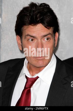 Ein gesünder und glücklicher aussehender Charlie Sheen kommt zu seiner „COMEDY CENTRAL Roast of Charlie Sheen“ in den Sony Studios. Culver City, Kalifornien. 10. September 2011 . Stockfoto