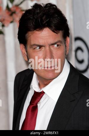 Ein gesünder und glücklicher aussehender Charlie Sheen kommt zu seiner „COMEDY CENTRAL Roast of Charlie Sheen“ in den Sony Studios. Culver City, Kalifornien. 10. September 2011 . Stockfoto