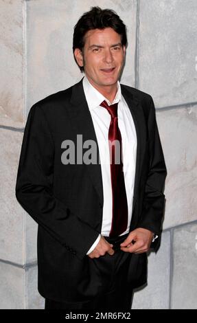 Ein gesünder und glücklicher aussehender Charlie Sheen kommt zu seiner „COMEDY CENTRAL Roast of Charlie Sheen“ in den Sony Studios. Culver City, Kalifornien. 10. September 2011 . Stockfoto
