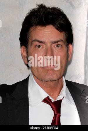 Ein gesünder und glücklicher aussehender Charlie Sheen kommt zu seiner „COMEDY CENTRAL Roast of Charlie Sheen“ in den Sony Studios. Culver City, Kalifornien. 10. September 2011 . Stockfoto