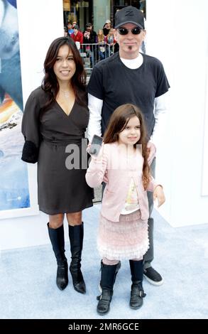 Schauspieler Billy Bob Thornton und Familie bei der Los Angeles Premiere von „Happy Feet Two“ im Grauman's Chinese Theatre. Los Angeles, Kalifornien. 13. November 2011 Stockfoto