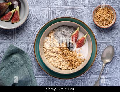 Lebensmittelfotografie von Haferflocken, Chiasamen, Müsli, Müsli, Hafer, Joghurt, Feigen, Brombeeren Stockfoto