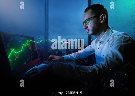 Geschäftsmann mit Online-Börsenkonzept oder Devisenbörse. Bitcoins, Futures. Kryptowährungsdiagramm mit Werten, die sich nach oben und unten bewegen, Handelsstatistiken und Analysen auf dem Laptop-Bildschirm für den Hintergrund Binar. Börsenmakler. Preistabelle auf digitalem Austausch prüfen. Forex Trading Agency Worker überprüft das Gewinnwachstum. Eine weitere Krise kommt und die Preise in den Charts fallen. Finanzunternehmen Börsendiagramm, Krypto, Blockchain Datenanalyse Bericht Analyse. Geschäftsmann, der an Finanzberichten arbeitet. Hochwertiges Foto Stockfoto