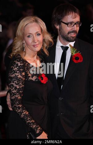 J. K. Rowling und Dr. Neil Murray posieren auf dem roten Teppich bei der Weltpremiere von Warner Bros „Harry Potter and the Deathly Hallows: Part 1“ im Odeon West End am Leicester Square. London, Großbritannien. 11/11/10. Stockfoto