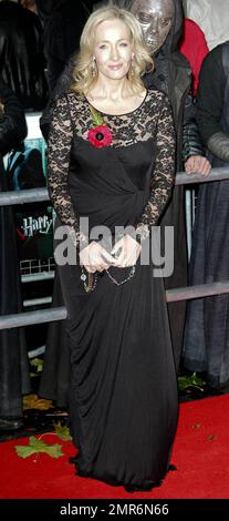 J. K. Rowling posiert auf dem roten Teppich bei der Weltpremiere von Warner Bros „Harry Potter and the Deathly Hallows: Part 1“ im Odeon West End am Leicester Square. London, Großbritannien. 11/11/10. Stockfoto