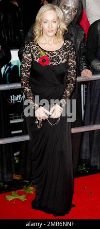 Der Autor der äußerst erfolgreichen Harry-Potter-Buchserie, J. K. Rowling, posiert auf dem roten Teppich auf der Weltpremiere von Warner Bros „Harry Potter and the Deathly Hallows: Part 1“ im Odeon West End am Leicester Square. London, Großbritannien. 11/11/10. Stockfoto