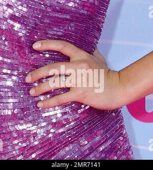 Hayden Panettiere trägt bei den Teen Choice Awards 2012 im Gibson Amphitheatre ein rosafarbenes Kleid mit mehrfarbigen Absätzen mit Tiermuster und mit Ringen an jeder Hand. Los Angeles, Kalifornien. 22. Juli 2012 Stockfoto