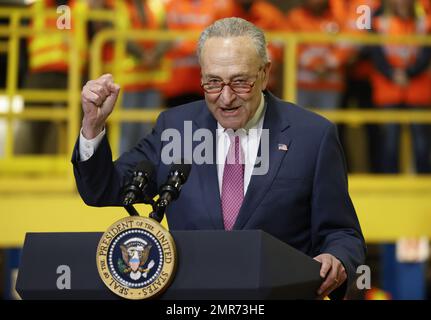 New York, Usa. 30. Januar 2023. New York Sen. Chuck Schumer spricht, bevor Präsident Joe Biden am Dienstag, den 31. Januar 2023, in New York City auf dem Hudson Yards Bahnhof eine Rede hält. Der Präsident sprach über die Finanzierung des Infrastrukturgesetzes und das Hudson River Project, das die Zuverlässigkeit der 200.000 Fahrgastreisen pro Wochentag mit Amtrak und New Jersey Transit verbessern wird. Foto: John Angelillo/UPI Credit: UPI/Alamy Live News Stockfoto