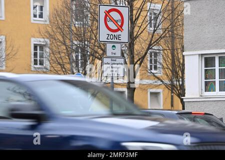 München, Deutschland. 31. Januar 2023. Themenbild Dieselfahrverbot in München. Dieselfahrverbot trotz grünem Aufkleber. Ab dem 1. Februar 2023 tritt das Dieselfahrverbot für Fahrzeuge, die die Euro 5/V-Norm nicht mehr erfüllen, in Kraft. ? Kredit: dpa/Alamy Live News Stockfoto