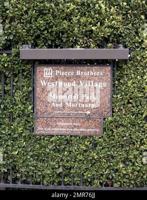 Im Pierce Brothers Westwood Village Memorial Park and Mortuary fand am Wochenende für Heath Ledger eine GEDENKFEIER IN LA statt, wo sich Freunde und Familie versammelten, um ihnen die letzte Ehre zu erweisen. Es wird berichtet, dass Ledger' Leiche dann zu seinem Heimatland Australien geflogen wurde, seiner letzten Ruhestätte. Westwood, Kalifornien. 1/28/08. Stockfoto