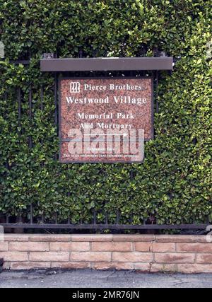 Im Pierce Brothers Westwood Village Memorial Park and Mortuary fand am Wochenende für Heath Ledger eine GEDENKFEIER IN LA statt, wo sich Freunde und Familie versammelten, um ihnen die letzte Ehre zu erweisen. Es wird berichtet, dass Ledger' Leiche dann zu seinem Heimatland Australien geflogen wurde, seiner letzten Ruhestätte. Westwood, Kalifornien. 1/28/08. Stockfoto