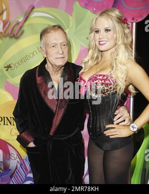 Trotz seiner kürzlichen Absage für die Hochzeit sah Hugh Hefner sehr glücklich aus, als er mit der blonden Schönheit Anna Sophia Berglund auf dem 6. Jährlichen Kandyland Event im Playboy Mansion posierte. Los Angeles, Kalifornien. 6/25/11. Stockfoto