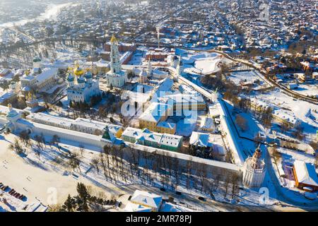 Blick von der Drohne des Trinity-Sergius Lavra und Wohnquartiere der Stadt Sergiev Posad. Stockfoto
