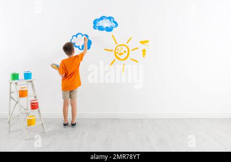 Kleine Kindermaler-Wolke an der weißen Wand im Zimmer Stockfoto