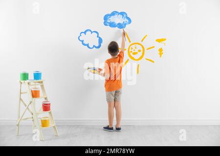 Kleine Kindermaler-Wolke an der weißen Wand im Zimmer Stockfoto