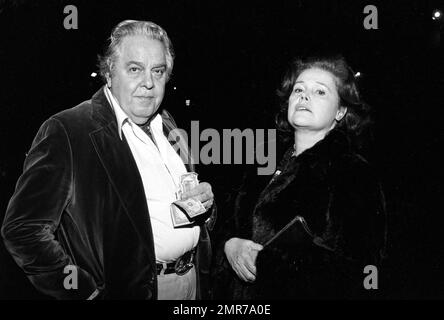 Cubby Broccoli und Frau Dana gesehen im Bistro am 14. April 1982 Kredit: Ralph Dominguez/MediaPunch Stockfoto