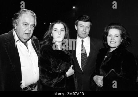 Cubby Broccoli und seine Frau Dana mit Tochter Barbara und Finanzierung Michael Billington im Bistro gesehen am 14. April 1982 Kredit: Ralph Dominguez/MediaPunch Stockfoto