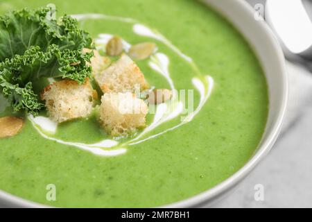 Leckere Grünkohlsuppe mit Croutons auf dem Tisch, Nahaufnahme Stockfoto
