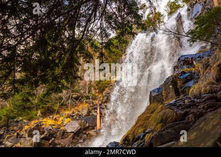 Cascada de Ratera im Herzen des Waldes in Lleida in Spanien Stockfoto