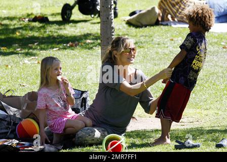 die liebevolle mutter Heidi Klum verbringt einen unterhaltsamen Tag in einem lokalen Park mit ihren Kindern Leni, Henry, Johan und Lou. Die Kinder spielten an den Fitnessgeräten und Heidi half Little Lou, sich im Gras zurechtzufinden und einige Felsen zu erkunden. Lou schien auch von einer großen Schildkrötenstatue fasziniert zu sein. Los Angeles, Kalifornien. 9/19/10. Stockfoto