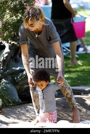 die liebevolle mutter Heidi Klum verbringt einen unterhaltsamen Tag in einem lokalen Park mit ihren Kindern Leni, Henry, Johan und Lou. Die Kinder spielten an den Fitnessgeräten und Heidi half Little Lou, sich im Gras zurechtzufinden und einige Felsen zu erkunden. Lou schien auch von einer großen Schildkrötenstatue fasziniert zu sein. Los Angeles, Kalifornien. 9/19/10. Stockfoto