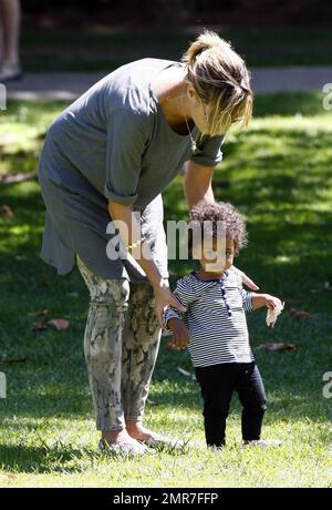 die liebevolle mutter Heidi Klum verbringt einen unterhaltsamen Tag in einem lokalen Park mit ihren Kindern Leni, Henry, Johan und Lou. Die Kinder spielten an den Fitnessgeräten und Heidi half Little Lou, sich im Gras zurechtzufinden und einige Felsen zu erkunden. Lou schien auch von einer großen Schildkrötenstatue fasziniert zu sein. Los Angeles, Kalifornien. 9/19/10. Stockfoto